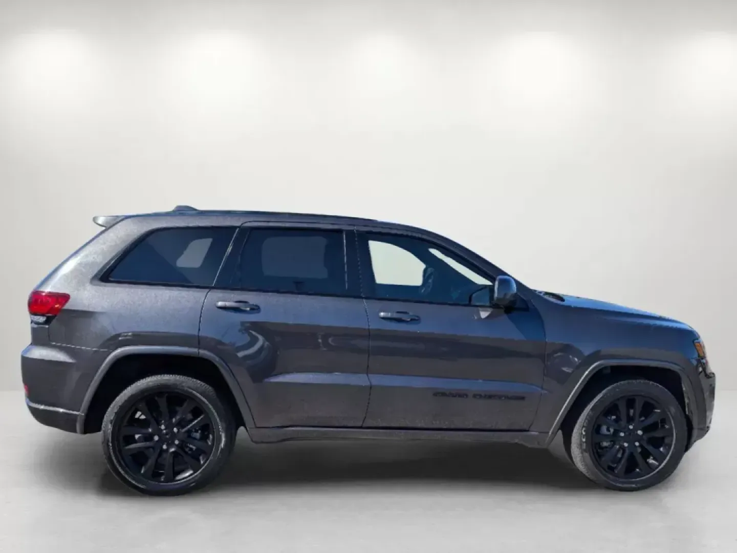 2020 /Black Jeep Grand Cherokee Altitude (1C4RJEAG5LC) with an Regular Unleaded V-6 3.6 L/220 engine, 8-Speed Automatic w/OD transmission, located at 7000 Northlake Connector, Columbus, GA, 31904, (706) 987-8085, 32.524975, -84.978134 - 2020 Jeep Grand Cherokee Altitude - Photo#3