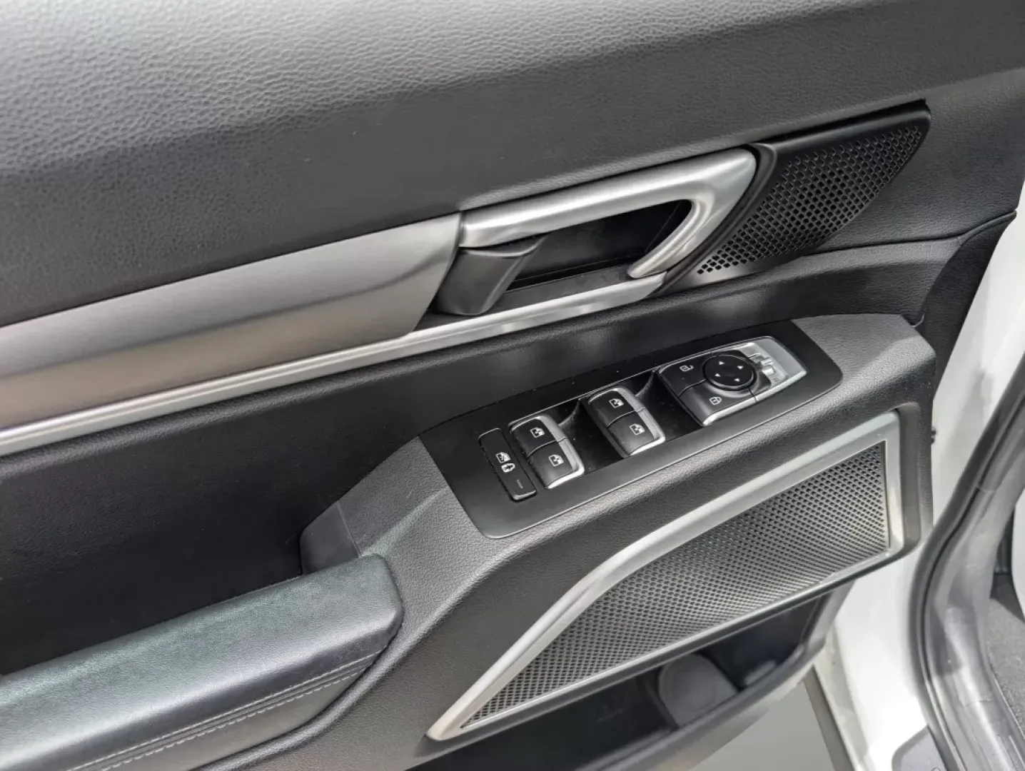 2020 /Black Kia Telluride S (5XYP64HC0LG) with an Other engine, located at 1430 Gateway Drive, Opelika, AL, 36801, (334) 239-0944, 32.637871, -85.409790 - ### Discover Your Next Adventure with the 2020 Kia Telluride at Gils Auto!<br /> <br /> If you're searching for the perfect vehicle to elevate your family's adventures or streamline your daily commute, look no further than the stunning **2020 Kia Telluride** available at **Gils Auto** in **Phenix Ci - Photo#8