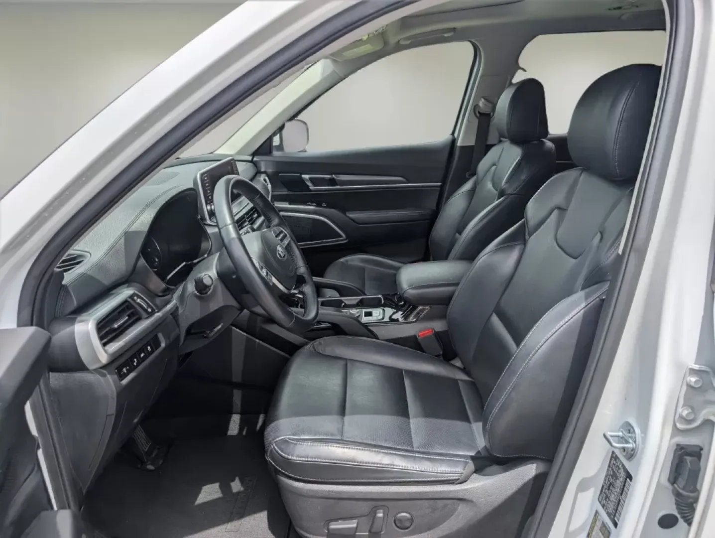 2020 /Black Kia Telluride S (5XYP64HC0LG) with an Other engine, located at 1430 Gateway Drive, Opelika, AL, 36801, (334) 239-0944, 32.637871, -85.409790 - ### Discover Your Next Adventure with the 2020 Kia Telluride at Gils Auto!<br /> <br /> If you're searching for the perfect vehicle to elevate your family's adventures or streamline your daily commute, look no further than the stunning **2020 Kia Telluride** available at **Gils Auto** in **Phenix Ci - Photo#9