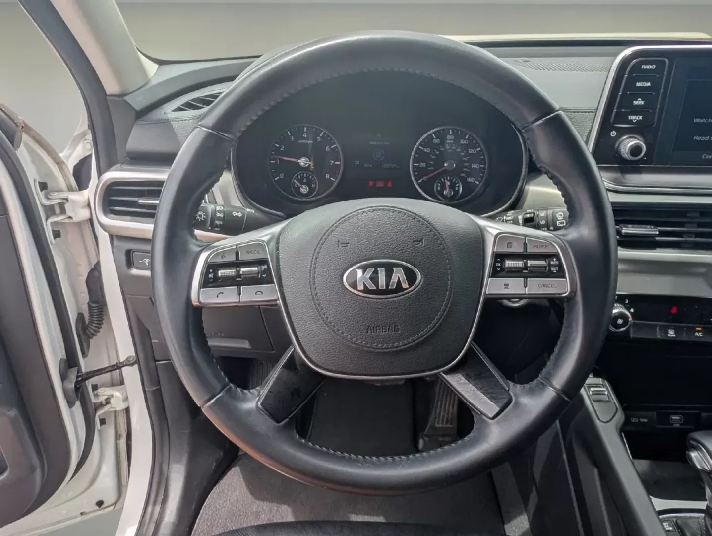 2020 /Black Kia Telluride S (5XYP64HC0LG) with an Other engine, located at 1430 Gateway Drive, Opelika, AL, 36801, (334) 239-0944, 32.637871, -85.409790 - ### Discover Your Next Adventure with the 2020 Kia Telluride at Gils Auto!<br /> <br /> If you're searching for the perfect vehicle to elevate your family's adventures or streamline your daily commute, look no further than the stunning **2020 Kia Telluride** available at **Gils Auto** in **Phenix Ci - Photo#13