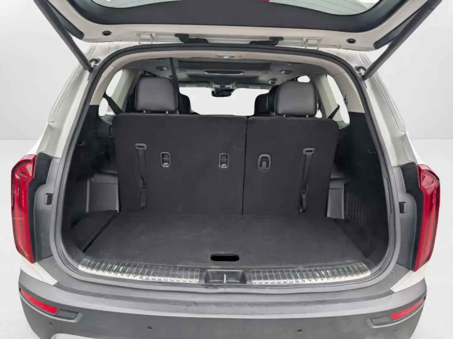 2020 /Black Kia Telluride SX (5XYP5DHC4LG) with an Other engine, located at 1430 Gateway Drive, Opelika, AL, 36801, (334) 239-0944, 32.637871, -85.409790 - Discover the perfect blend of luxury and practicality with this **2020 Kia Telluride SX**, available now at **Gils Auto** in Phenix City, AL. Imagine hitting the road for unforgettable family adventures in this spacious and stylish SUV, designed to accommodate everyone comfortably while turning head - Photo#8