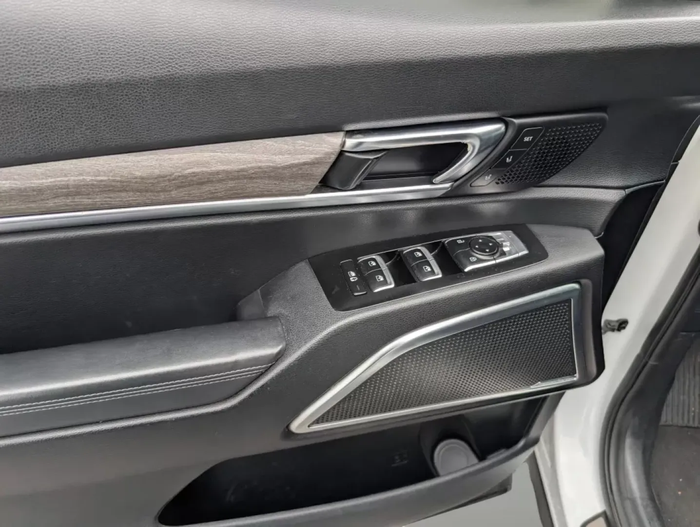 2020 /Black Kia Telluride SX (5XYP5DHC4LG) with an Other engine, located at 1430 Gateway Drive, Opelika, AL, 36801, (334) 239-0944, 32.637871, -85.409790 - Discover the perfect blend of luxury and practicality with this **2020 Kia Telluride SX**, available now at **Gils Auto** in Phenix City, AL. Imagine hitting the road for unforgettable family adventures in this spacious and stylish SUV, designed to accommodate everyone comfortably while turning head - Photo#9