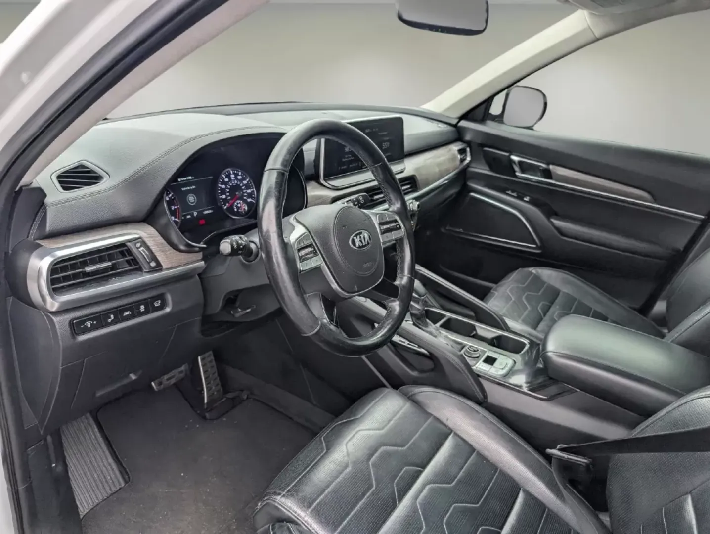 2020 /Black Kia Telluride SX (5XYP5DHC4LG) with an Other engine, located at 1430 Gateway Drive, Opelika, AL, 36801, (334) 239-0944, 32.637871, -85.409790 - Discover the perfect blend of luxury and practicality with this **2020 Kia Telluride SX**, available now at **Gils Auto** in Phenix City, AL. Imagine hitting the road for unforgettable family adventures in this spacious and stylish SUV, designed to accommodate everyone comfortably while turning head - Photo#10