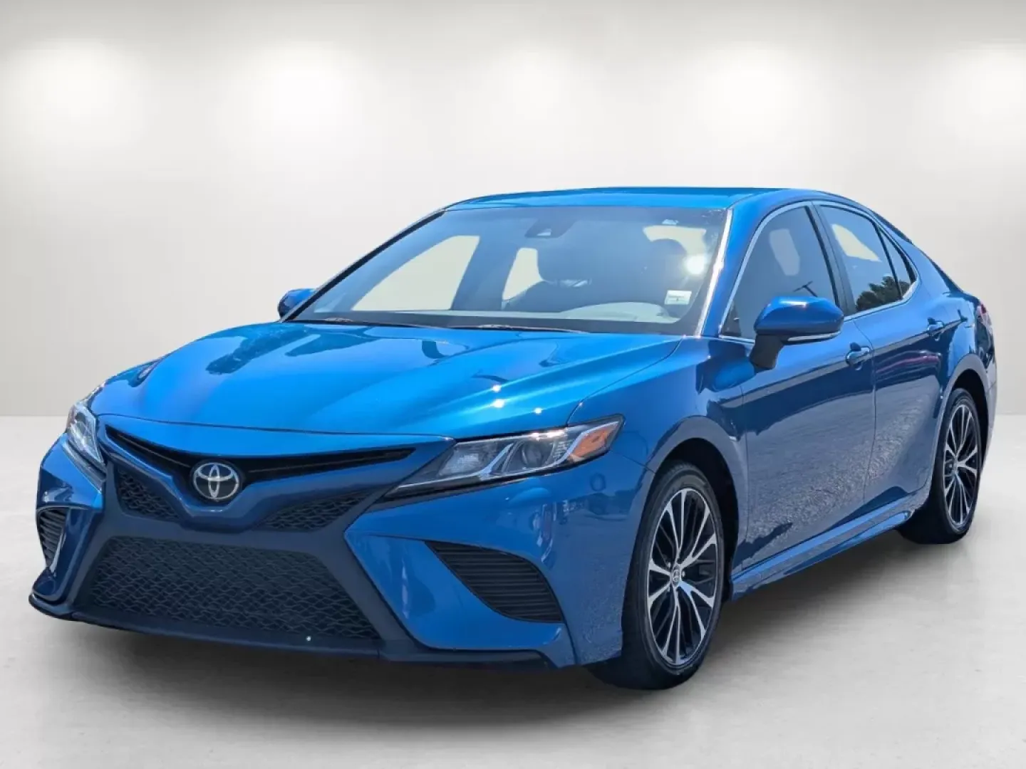 2020 Toyota Camry SE (4T1M11AK2LU) with an Other engine, located at 1430 Gateway Drive, Opelika, AL, 36801, (334) 239-0944, 32.637871, -85.409790 - Are you ready to elevate your daily commute and weekend adventures? Introducing the 2020 Toyota Camry SE available at Gils Auto in Phenix City, AL, your trusted buy here pay here dealership. With its sleek blue exterior and advanced technology features, this sedan is perfect for budget-conscious buy - Photo#0