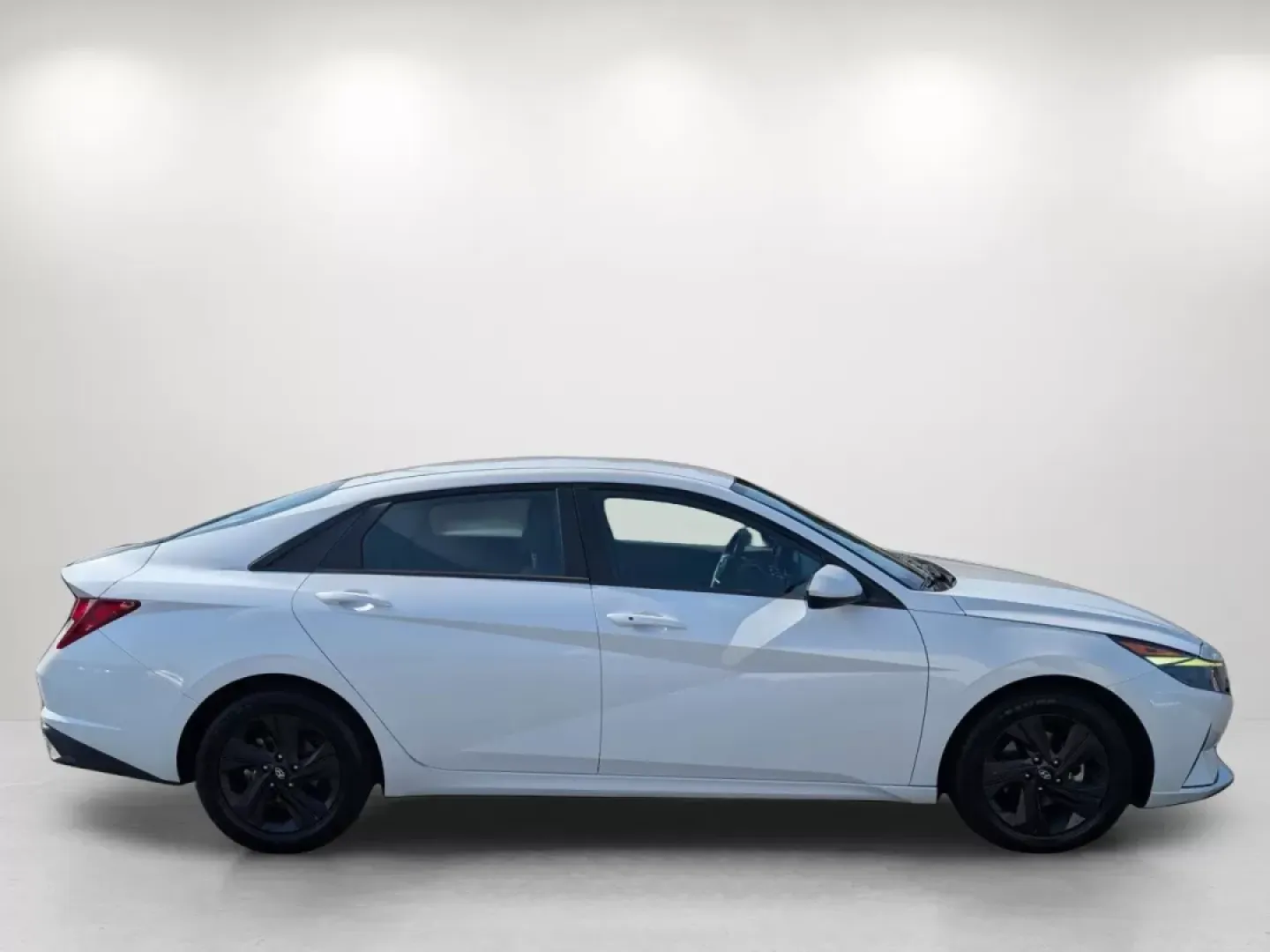 2021 /Medium Gray Hyundai Elantra SEL (5NPLM4AGXMH) with an Other engine, located at 3959 U.S. 80 W, Phenix City, AL, 36870, (334) 297-4885, 32.469296, -85.135185 - 2021 Hyundai Elantra SEL - Photo#3