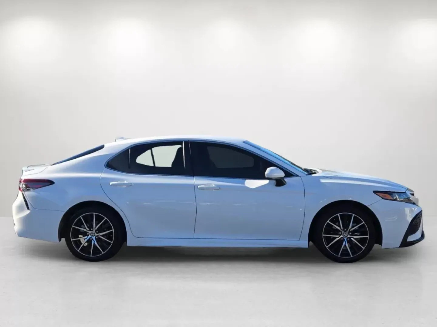 2021 Toyota Camry SE (4T1G11AK7MU) with an Other engine, located at 7000 Northlake Connector, Columbus, GA, 31904, (706) 987-8085, 32.524975, -84.978134 - Are you dreaming of a vehicle that combines style, reliability, and outstanding performance for weekend adventures or daily commutes? Look no further than this stunning 2021 Toyota Camry, available now at Gils Auto in Phenix City, AL. With a sleek white exterior, this four-door sedan perfectly balan - Photo#4