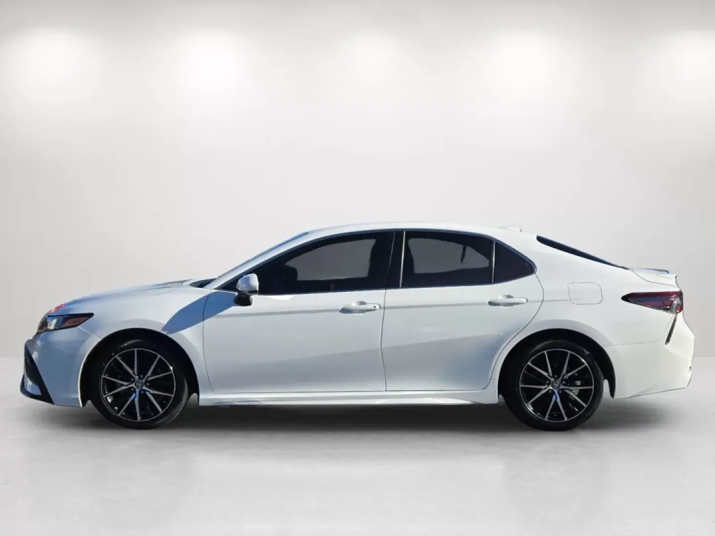 2021 Toyota Camry SE (4T1G11AK7MU) with an Other engine, located at 7000 Northlake Connector, Columbus, GA, 31904, (706) 987-8085, 32.524975, -84.978134 - Are you dreaming of a vehicle that combines style, reliability, and outstanding performance for weekend adventures or daily commutes? Look no further than this stunning 2021 Toyota Camry, available now at Gils Auto in Phenix City, AL. With a sleek white exterior, this four-door sedan perfectly balan - Photo#8