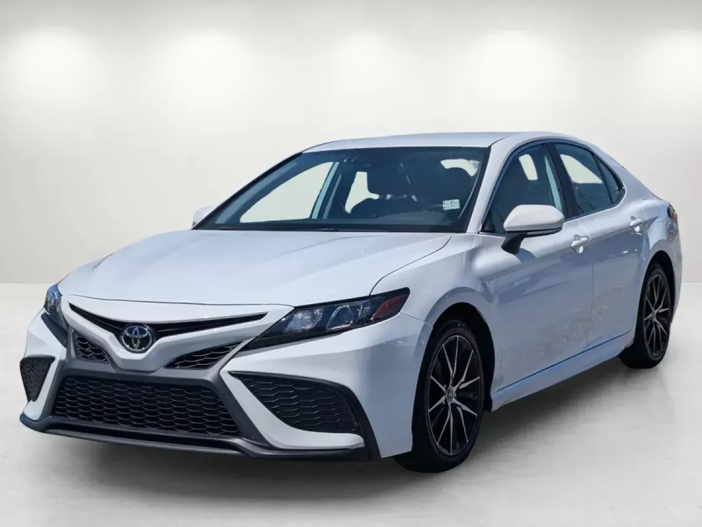 2022 Toyota Camry SE (4T1G11AKXNU) with an Regular Unleaded I-4 2.5 L/152 engine, 8-Speed Automatic w/OD transmission, located at 1430 Gateway Drive, Opelika, AL, 36801, (334) 239-0944, 32.637871, -85.409790 - **Discover Your Next Adventure with the 2022 Toyota Camry SE at Gils Auto Opelika, AL!**<br /> <br /> Are you ready to elevate your daily commute or embark on weekend getaways with style and comfort? Look no further than this stunning **2022 Toyota Camry SE**, the perfect sedan for both family trip - Photo#1