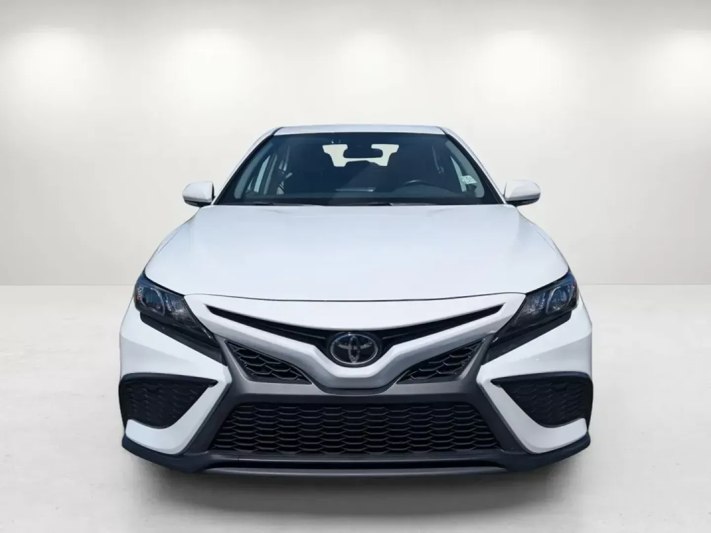 2022 Toyota Camry SE (4T1G11AKXNU) with an Regular Unleaded I-4 2.5 L/152 engine, 8-Speed Automatic w/OD transmission, located at 1430 Gateway Drive, Opelika, AL, 36801, (334) 239-0944, 32.637871, -85.409790 - **Discover Your Next Adventure with the 2022 Toyota Camry SE at Gils Auto Opelika, AL!**<br /> <br /> Are you ready to elevate your daily commute or embark on weekend getaways with style and comfort? Look no further than this stunning **2022 Toyota Camry SE**, the perfect sedan for both family trip - Photo#2