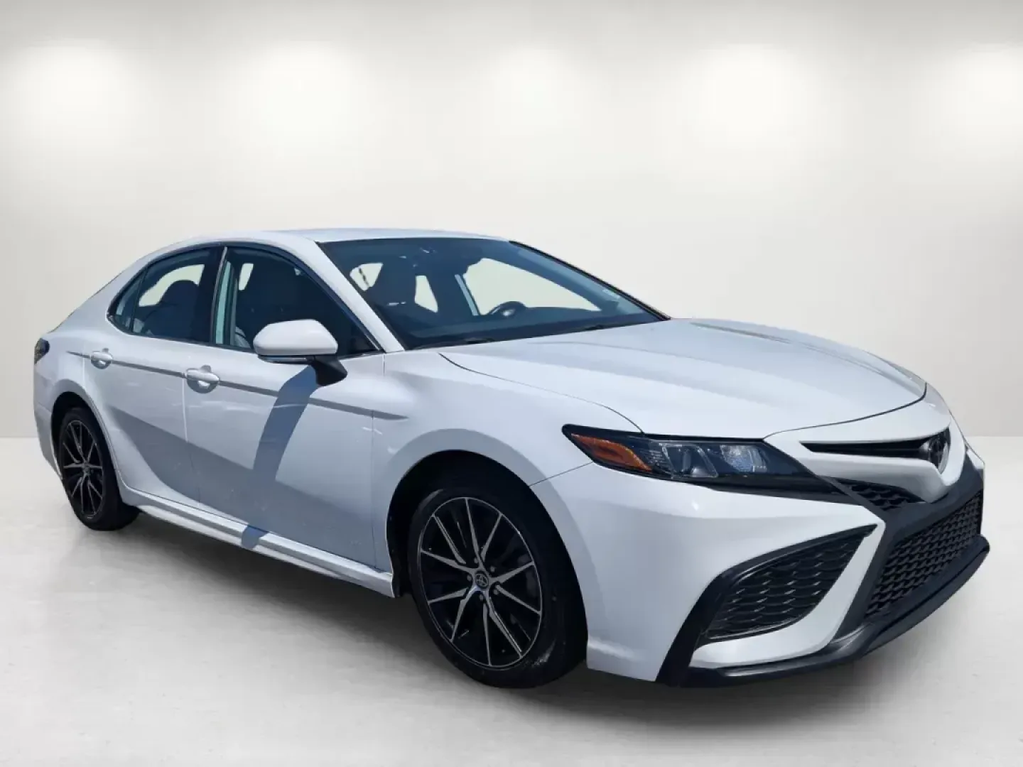 2022 Toyota Camry SE (4T1G11AKXNU) with an Regular Unleaded I-4 2.5 L/152 engine, 8-Speed Automatic w/OD transmission, located at 1430 Gateway Drive, Opelika, AL, 36801, (334) 239-0944, 32.637871, -85.409790 - **Discover Your Next Adventure with the 2022 Toyota Camry SE at Gils Auto Opelika, AL!**<br /> <br /> Are you ready to elevate your daily commute or embark on weekend getaways with style and comfort? Look no further than this stunning **2022 Toyota Camry SE**, the perfect sedan for both family trip - Photo#3