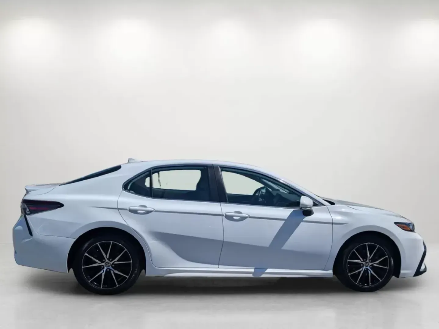 2022 Toyota Camry SE (4T1G11AKXNU) with an Regular Unleaded I-4 2.5 L/152 engine, 8-Speed Automatic w/OD transmission, located at 1430 Gateway Drive, Opelika, AL, 36801, (334) 239-0944, 32.637871, -85.409790 - **Discover Your Next Adventure with the 2022 Toyota Camry SE at Gils Auto Opelika, AL!**<br /> <br /> Are you ready to elevate your daily commute or embark on weekend getaways with style and comfort? Look no further than this stunning **2022 Toyota Camry SE**, the perfect sedan for both family trip - Photo#4