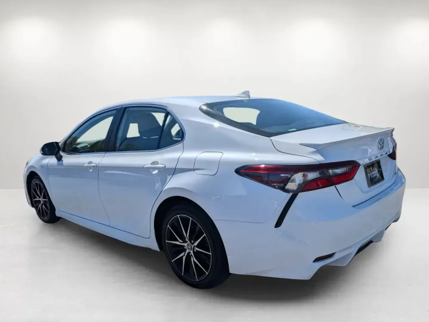 2022 Toyota Camry SE (4T1G11AKXNU) with an Regular Unleaded I-4 2.5 L/152 engine, 8-Speed Automatic w/OD transmission, located at 1430 Gateway Drive, Opelika, AL, 36801, (334) 239-0944, 32.637871, -85.409790 - **Discover Your Next Adventure with the 2022 Toyota Camry SE at Gils Auto Opelika, AL!**<br /> <br /> Are you ready to elevate your daily commute or embark on weekend getaways with style and comfort? Look no further than this stunning **2022 Toyota Camry SE**, the perfect sedan for both family trip - Photo#7