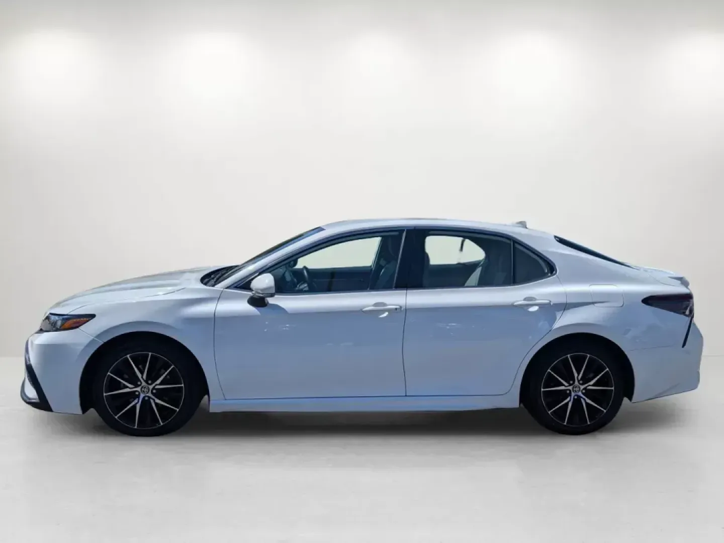 2022 Toyota Camry SE (4T1G11AKXNU) with an Regular Unleaded I-4 2.5 L/152 engine, 8-Speed Automatic w/OD transmission, located at 1430 Gateway Drive, Opelika, AL, 36801, (334) 239-0944, 32.637871, -85.409790 - **Discover Your Next Adventure with the 2022 Toyota Camry SE at Gils Auto Opelika, AL!**<br /> <br /> Are you ready to elevate your daily commute or embark on weekend getaways with style and comfort? Look no further than this stunning **2022 Toyota Camry SE**, the perfect sedan for both family trip - Photo#8